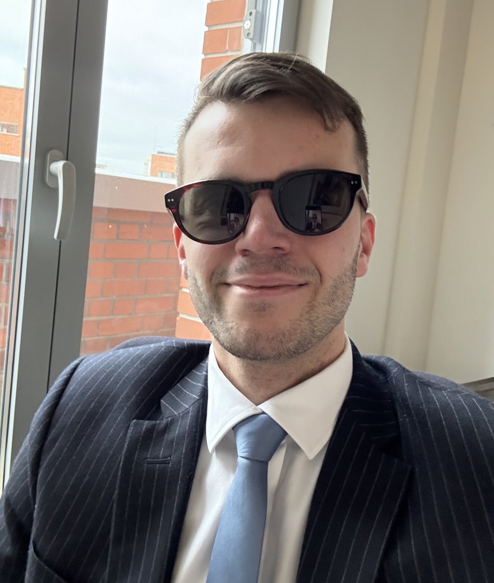 Emoji lunettes. 🕶️

#FrancaisEtFier 
Cc <a href="/EmmanuelMacron/">Emmanuel Macron</a> 🇫🇷