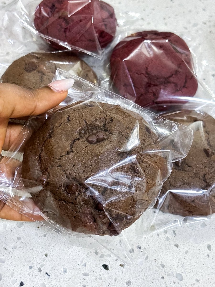 creamixbakeshop's tweet image. Anon: Hi Creamix, what can I get from your store for 1k?

Creamix Bakeshop: We have freshly baked cookies for you.
Red Velvet 
Milk Chocolate
Double Chocolate Cookies.