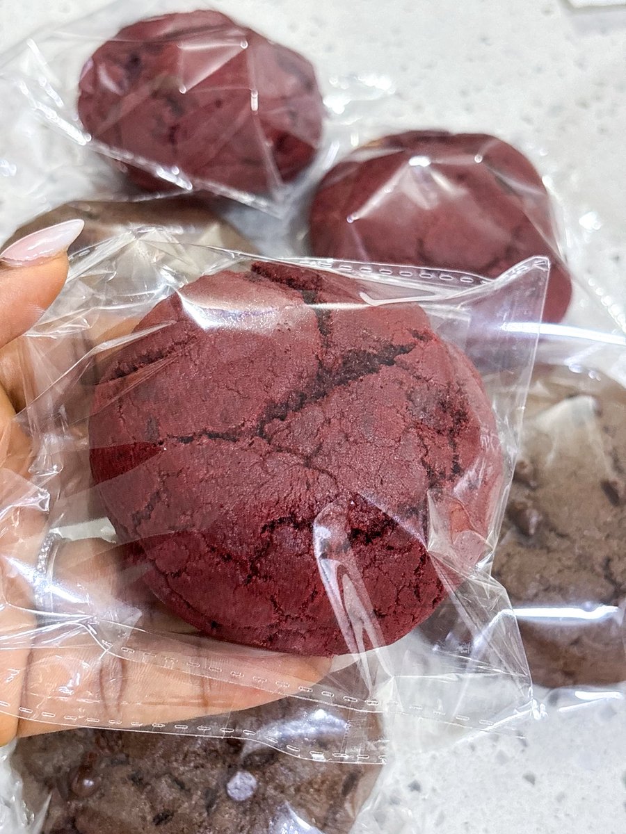 creamixbakeshop's tweet image. Anon: Hi Creamix, what can I get from your store for 1k?

Creamix Bakeshop: We have freshly baked cookies for you.
Red Velvet 
Milk Chocolate
Double Chocolate Cookies.
