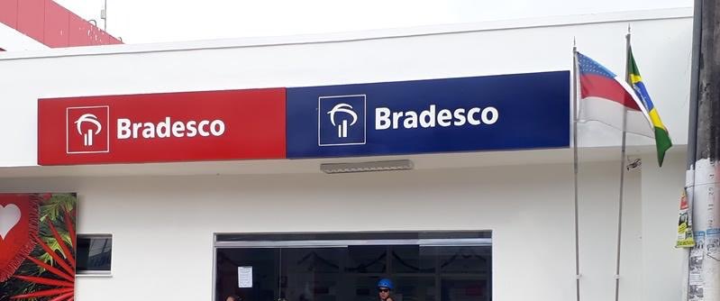 poponze's tweet image. CURIOSIDADE: Em Parintins, alguns comércios adotaram as cores vermelhas e azuis para poder conseguir se manter na cidade devido à rivalidade do Boi Garantido (vermelho) e Boi Caprichoso (Azul). Um exemplo é a Coca-Cola, que se adaptou para conseguir vender. #BBB26
