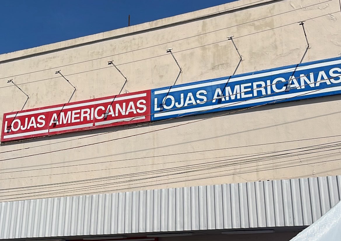 poponze's tweet image. CURIOSIDADE: Em Parintins, alguns comércios adotaram as cores vermelhas e azuis para poder conseguir se manter na cidade devido à rivalidade do Boi Garantido (vermelho) e Boi Caprichoso (Azul). Um exemplo é a Coca-Cola, que se adaptou para conseguir vender. #BBB26