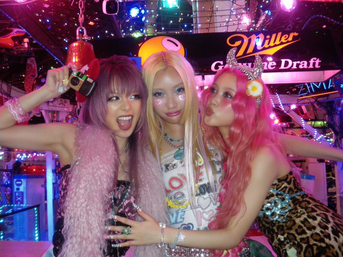alphazbarbie's tweet photo. GYARU GALZ 🌺 https://t.co/sWnhFYUUXh