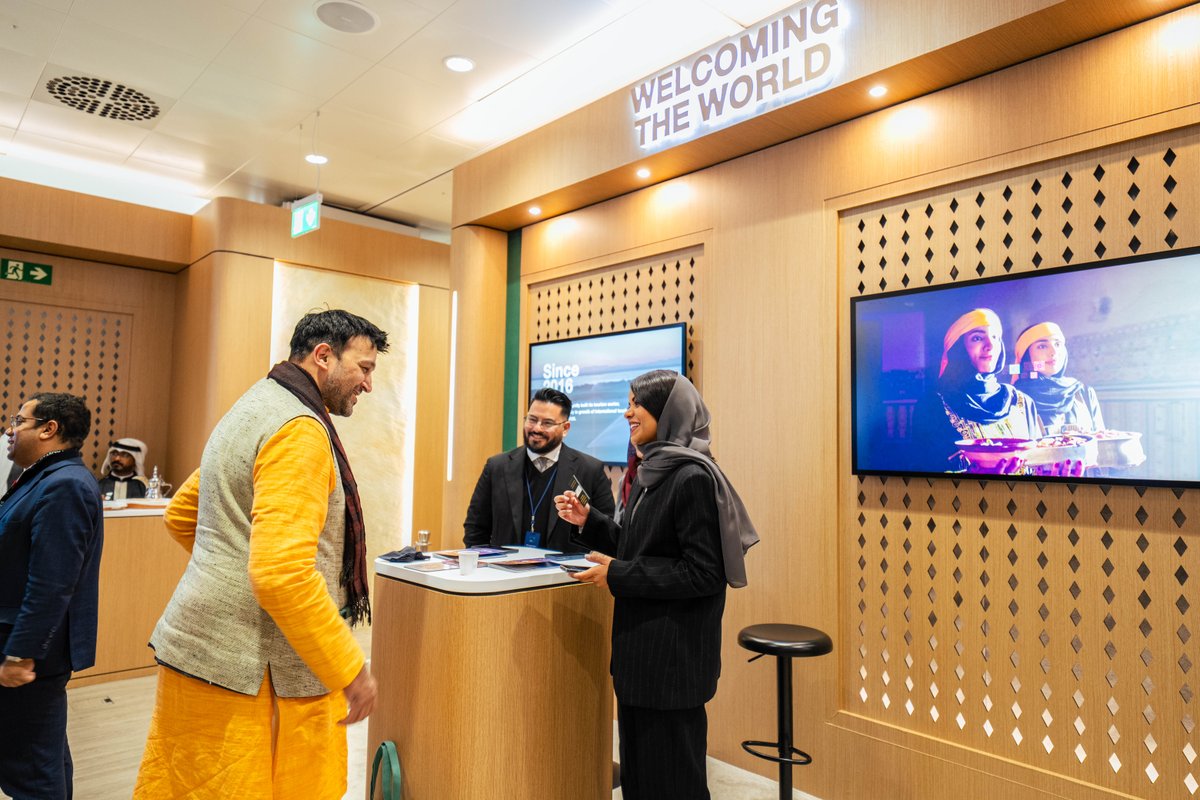 SaudiTourism's tweet photo. من دافوس، تشارك #الهيئة_السعودية_للسياحة في الاجتماع السنوي لـ #المنتدى_الاقتصادي_العالمي 2026، عبر جناح #SaudiHouse بتنظيم وزارة الاقتصاد والتخطيط، في إطار يعكس ترحيب السعودية بالعالم، ويستعرض وجهاتها ومشاريعها السياحية ضمن منظومة وطنية متكاملة.

#المملكة_في_دافوس https://t.co/DdgaFW9Evu