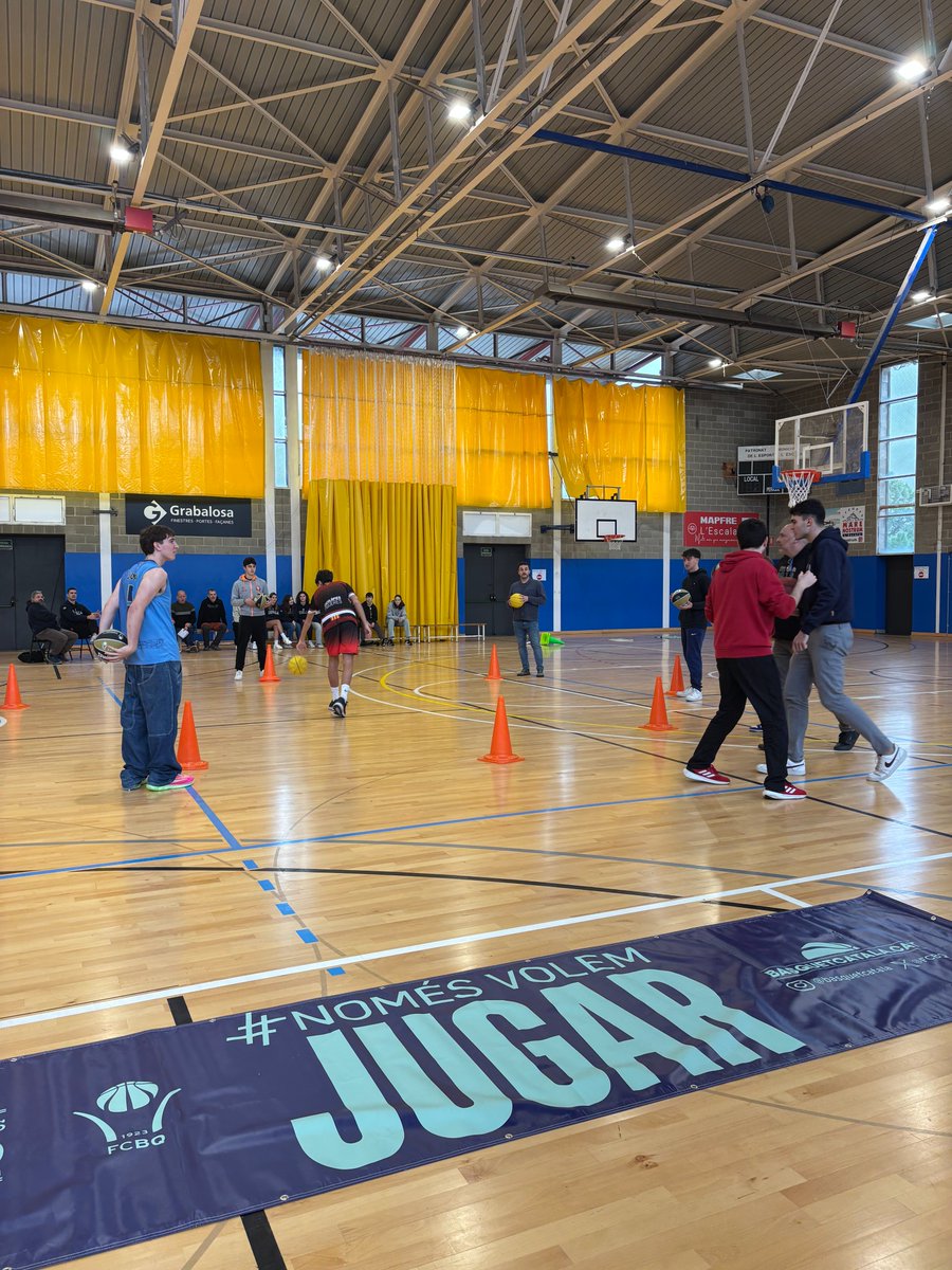 🏀 El passat diumenge, el CB L'Escala va acollir amb èxit una jornada formativa per a entrenadors/es d'escoles de bàsquet.
🗂️ Planificació de la temporada i entrenaments
🎯 Jocs adaptats al contingut específic del bàsquet
👨‍🏫 A càrrec de l’Edu Gelada
Gràcies a tots! 👏🔥