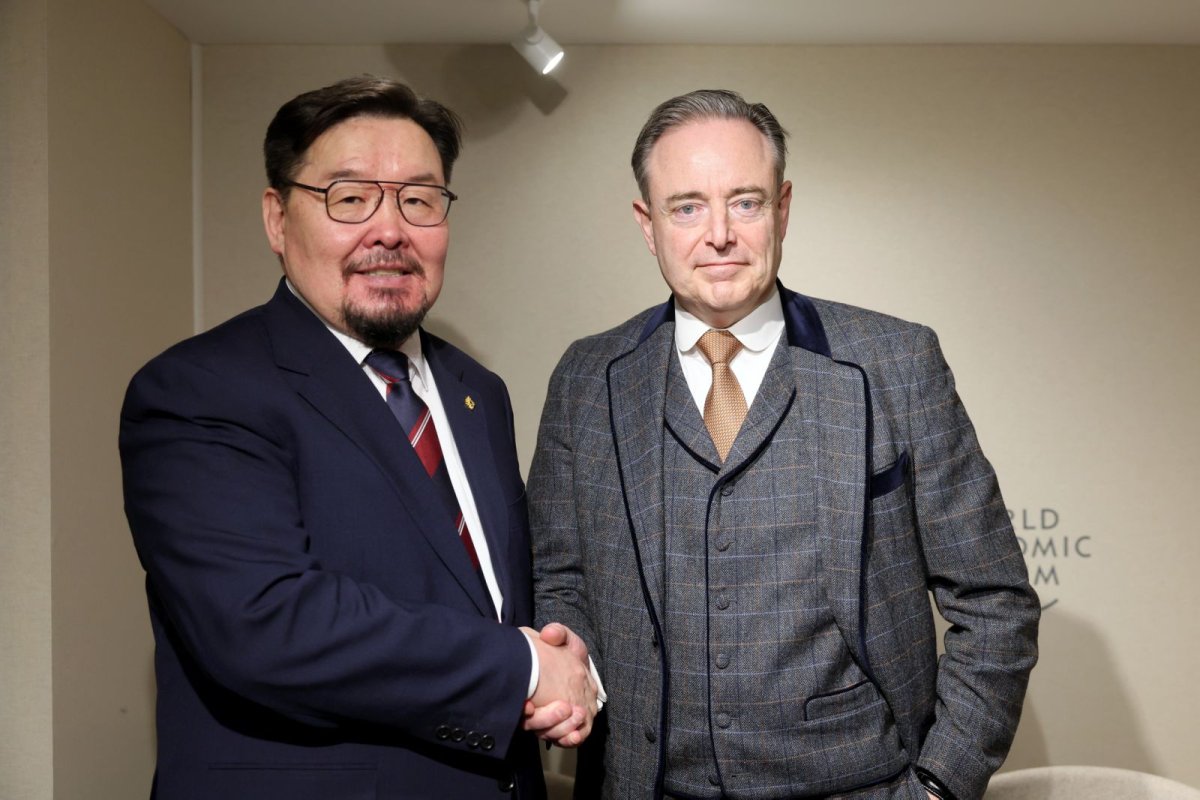 МОНГОЛ УЛСЫН ЕРӨНХИЙ САЙД, БЕЛЬГИЙН ХААНТ УЛСЫН ЕРӨНХИЙ САЙД НАР ДАВОСТ УУЛЗЛАА 

Ерөнхий сайд Г.Занданшатар энэ оны наймдугаар сард Улаанбаатар хотноо зохион байгуулах НҮБ-ын Цөлжилттэй тэмцэх конвенцийн талуудын 17 дугаар бага хурал (COP17) болон зургаадугаар сард болох