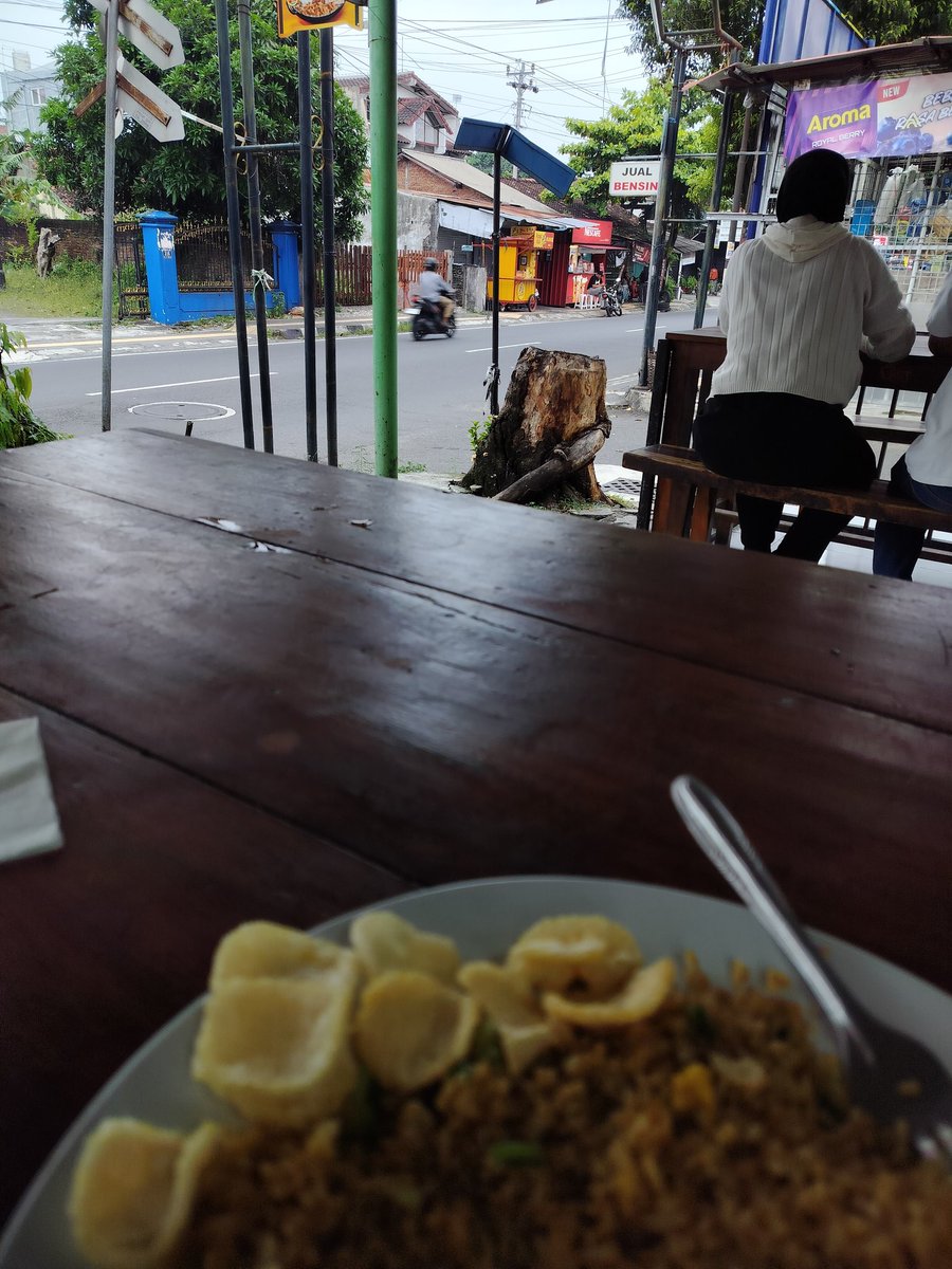 singlet_silver's tweet image. Makan di sini yuk