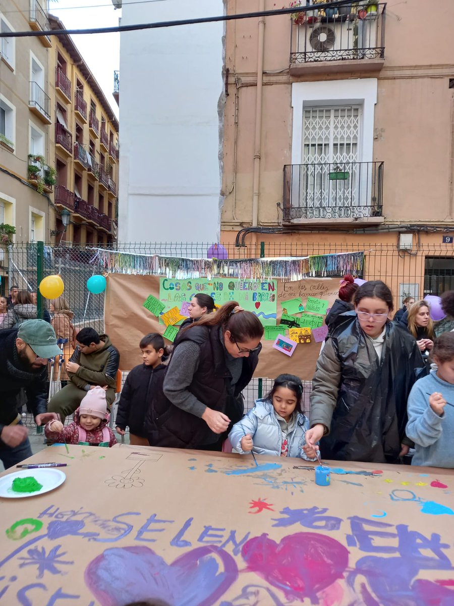 El día 18 de diciembre celebramos el cierre del programa Zamoray-Pignatelli, que ha trabajado por mejorar la vida del barrio del Gancho y sus espacios.  Cerramos esta etapa con chocolatada y un taller de pintura con los vecinos y vecinas del barrio.
