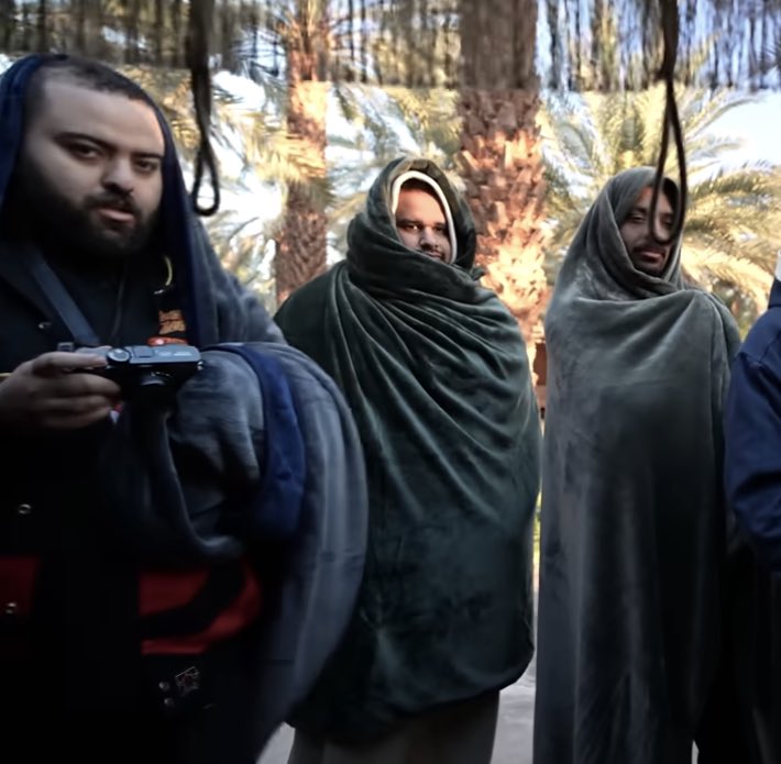 الواحد يحتاج شي دافي بهذا البرد 
شي زي مقطع العلا مثلاً