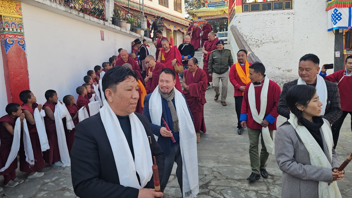 Warm Welcome to the New Abbot of Tawang Monastery 

The new Abbot of Tawang Ganden Namgyal Lhatse (Tawang Monastery), Venerable Phara Damey Tulku, reached Tawang this morning.

He was received in a grand traditional manner by the general public along with the monks of Tawang