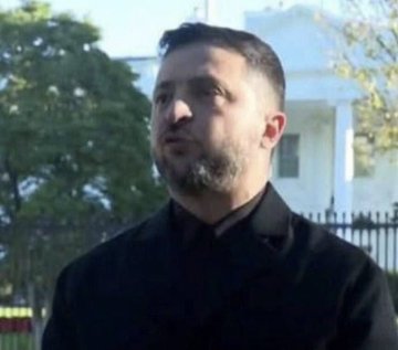 Zelenskij il 20 gennaio:
"Io scelgo di stare con gli ucraini al freddo invece di andare a Davos"

Molto semplicemente non era stato invitato.

Il 21 gennaio Trump gli fa un fischio e Zelenskij corre a Davos.
Dignità notevole.
Nemmeno un tossico all'ultima dose si venderebbe così