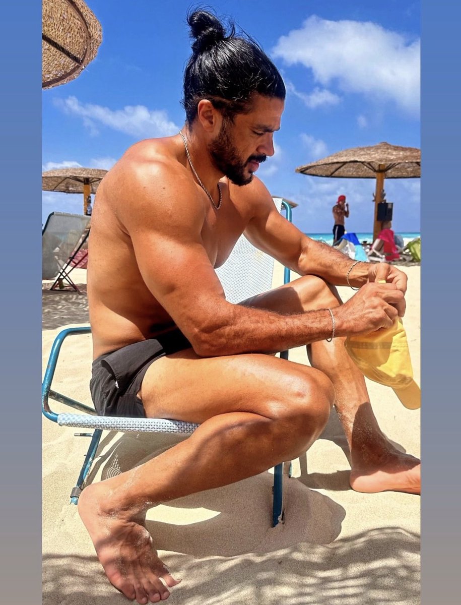 Arab_Male_Celeb's tweet photo. لاعب كرة القدم المصري #عرفة_السيد 🦶🏻⚡️🔥💥
#ArafaElSayed https://t.co/GpX97DaONJ