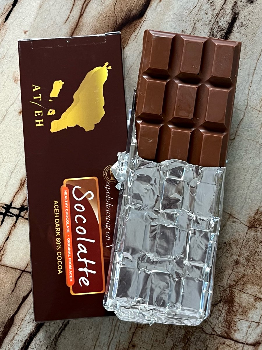apolokacang's tweet image. tried this original cokelat from PIDIE JAYA, ACEH and realized how rich indonesian chocolate is… good af + murah😭☝🏼