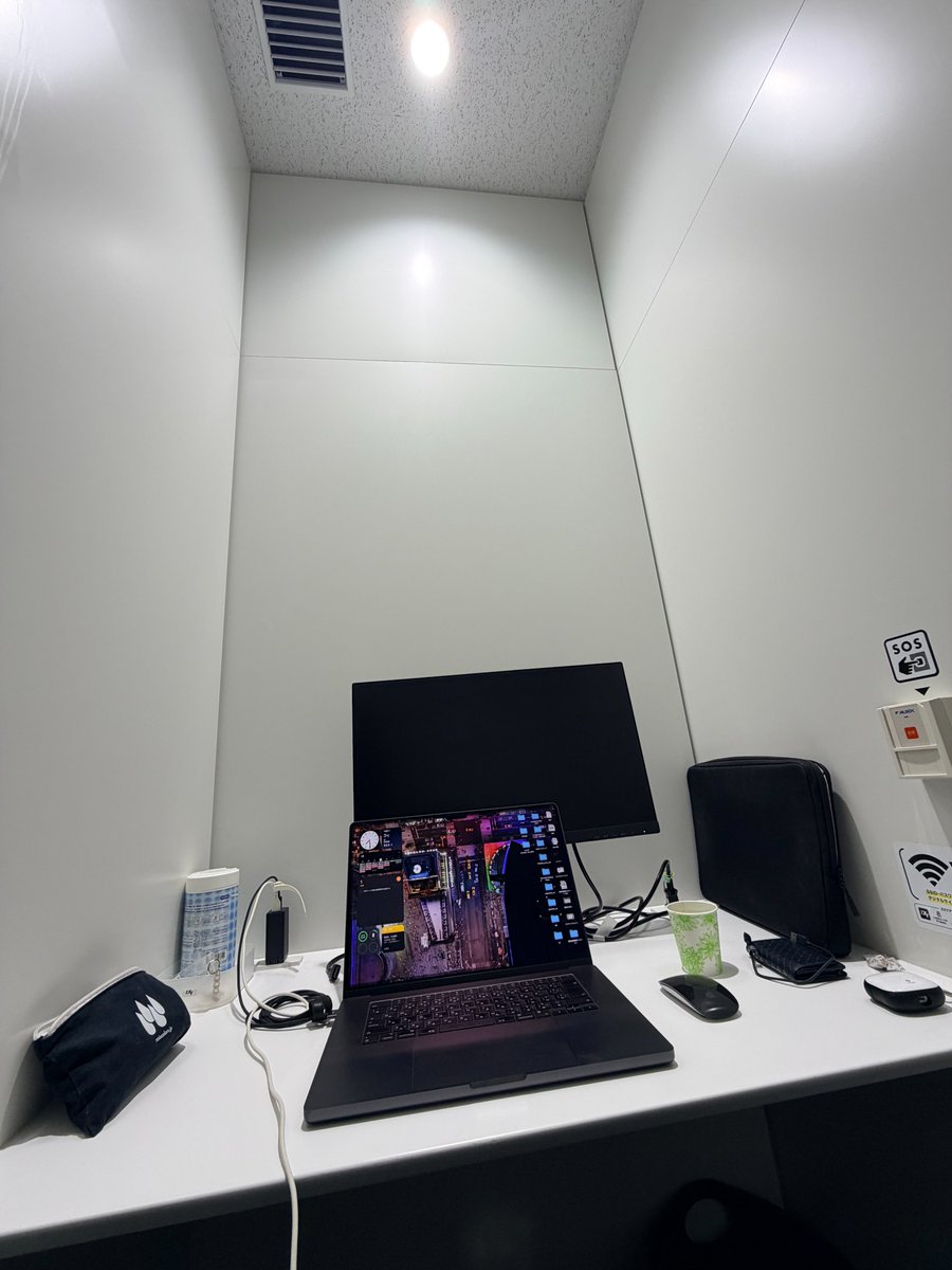 初めて会社で契約したレンタルオフィススペース「ZXY」。今初めて使ってみているけど、カフェとかで人目を気にしながらワークするよりうんといい。