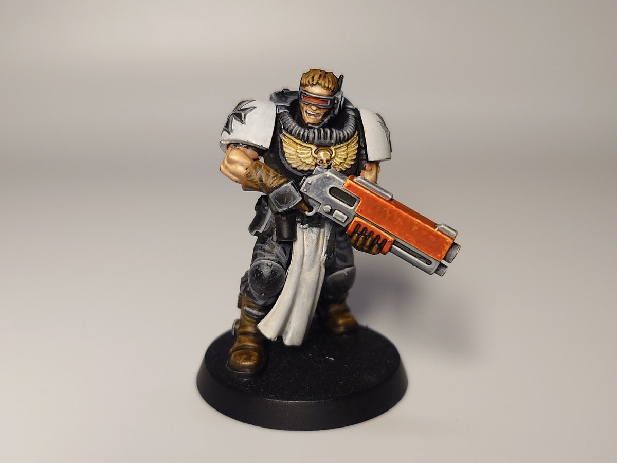 アーマー黒じゃないと気がすまないんか