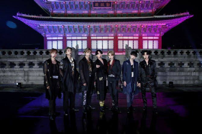 mhereonlyforbts's tweet image. Hybe decided to hold a free BTS concert at Gwanghwamun Square on march 21st debuting their upcoming album 'Arirang' which would be marked as the FIRST ever concert by an artist. Apparently The concert will be broadcast live to 190 countries around the world. It's estimated that…