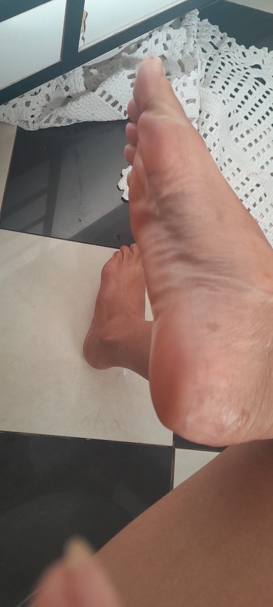 shaggy7pack's tweet image. minha solinha cheia de xixi só queria um otario pra lamber meus pés e me encher de grana