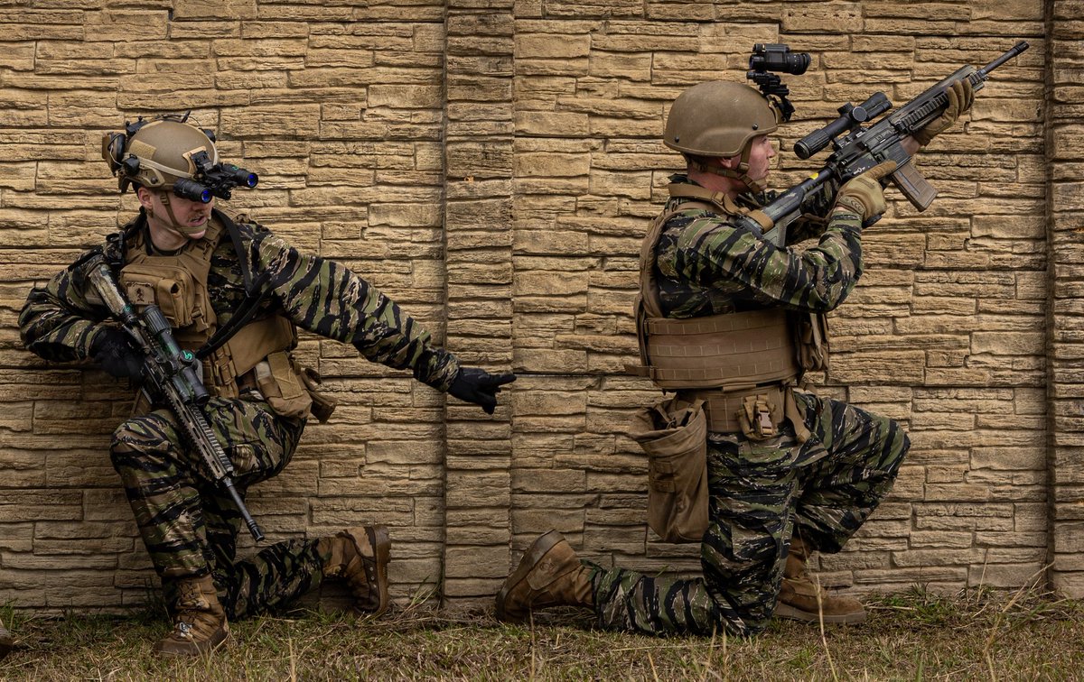 GS5913's tweet image. キャンプ・ハンセン。海兵隊のOPFORはタイガーパターンのBDUを着ています。タイガーパターンは格好良いですね🐅
dvidshub.net/image/9478641/…
dvidshub.net/image/9478630/…