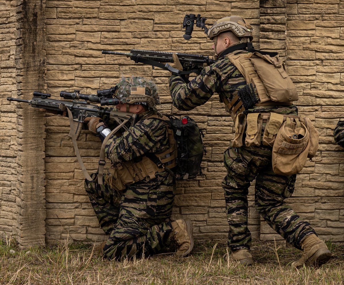 GS5913's tweet image. キャンプ・ハンセン。海兵隊のOPFORはタイガーパターンのBDUを着ています。タイガーパターンは格好良いですね🐅
dvidshub.net/image/9478641/…
dvidshub.net/image/9478630/…