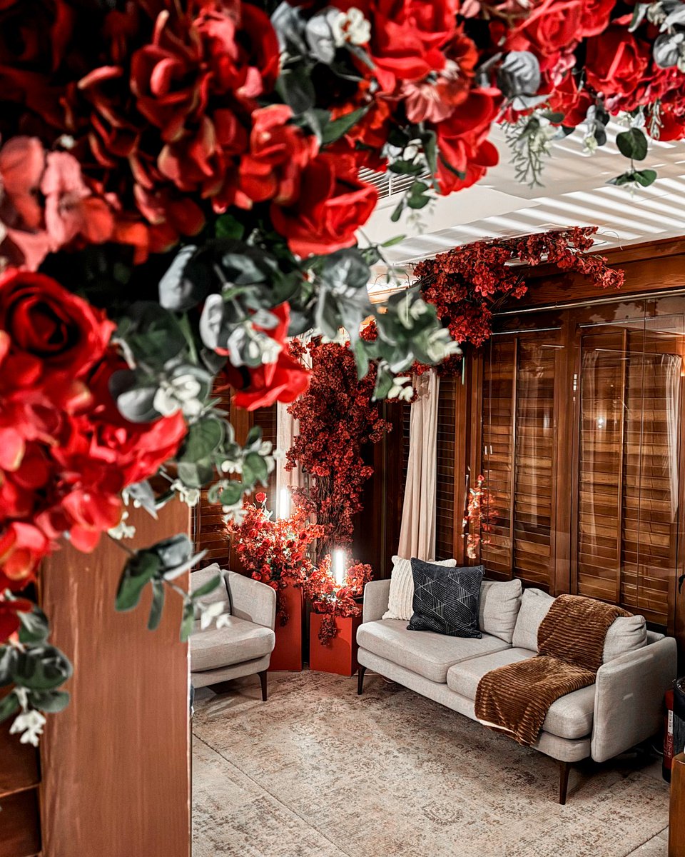 FSKuwait's tweet image. Dine where love blossoms 🥀 A romantic dining experience set in a blooming oasis, where soft florals, exquisite flavors and intimate moments come together to celebrate love in its most beautiful form.
#fskuwait