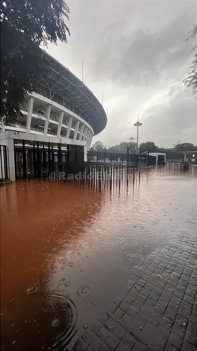 RadioElshinta's tweet photo. Genangan air terlihat disekitar Stadion GBK, Senayan, Jakarta akibat curah hujan yang tinggi, Kamis (22/1). 📸Irf

#GBK #Senayan #Jakarta #Jakartabanjir https://t.co/3WGS1coPkw