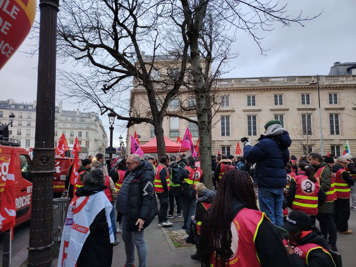Le #1erMai on s'est battu pour le gagner, on se battera pour le garder avec les camarades de <a href="/CGT_Commerce/">CGT CommerceServices</a> <a href="/AssembleeNat/">Assemblée nationale</a> !
