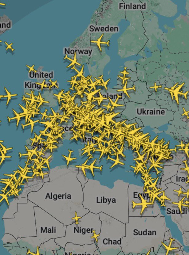 Πετάνε για πλάκα στην τάδε ευρωπαϊκή ή αμερικανική πόλη για τριήμερο. 

Ζουν σε μεγάλες πόλεις από επιλογή και αγοράζουν προϊόντα από την άλλη άκρη της γης καθημερινά. 

Και ταυτόχρονα οι ίδιοι άνθρωποι κάνουν μάθημα οικολογικής ευαισθησίας στους άλλους. 

Και είναι υπέρ του να