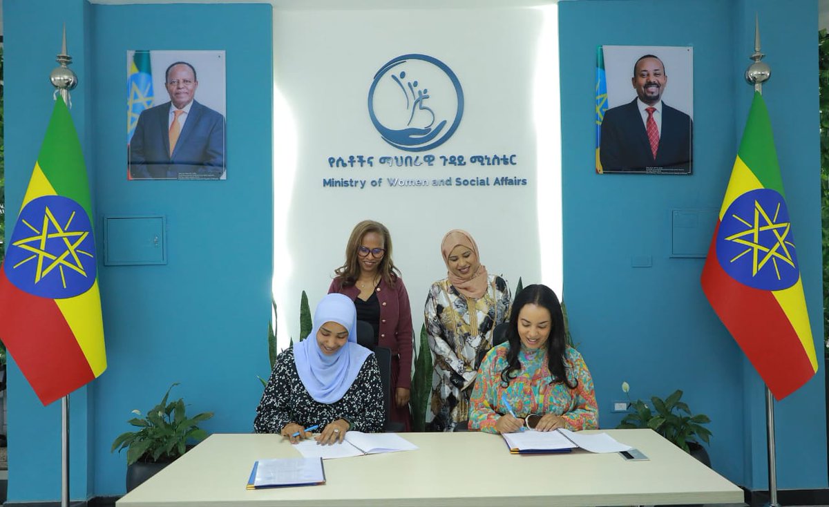 RRSEthiopia's tweet image. Today, @RRSEthiopia &amp;amp; @Mowsaofficial signed an MoU to support refugee &amp;amp; returnee women, children &amp;amp; youth. The partnership would strengthen protection &amp;amp; widen opportunities. The deal reaffirms shared commitment to those most in need, reflecting 🇪🇹’s inclusive refugee response.