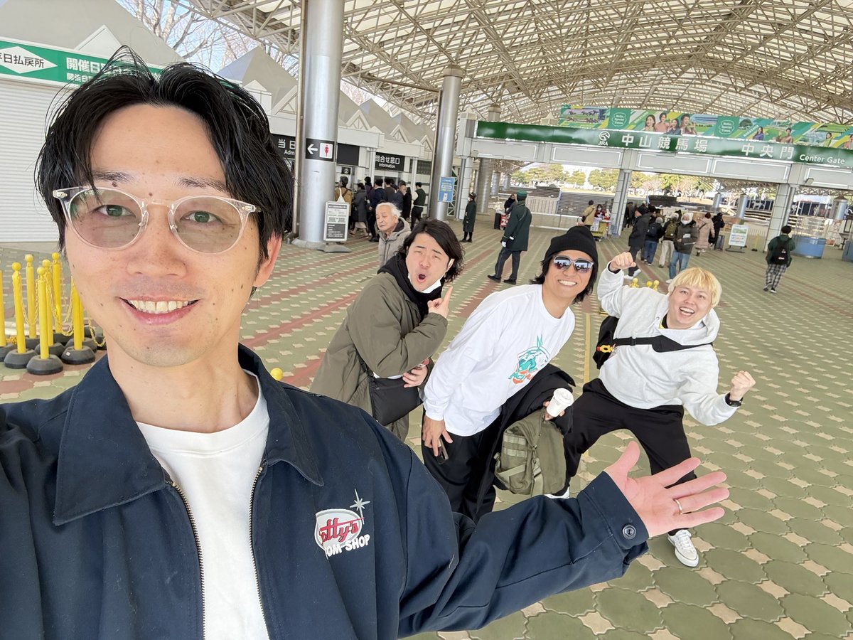 明日はグーっとグッとグッとグッドモーリー

先日の競馬の話でもさせてくださいよ。
何か、笑顔変じゃけども僕