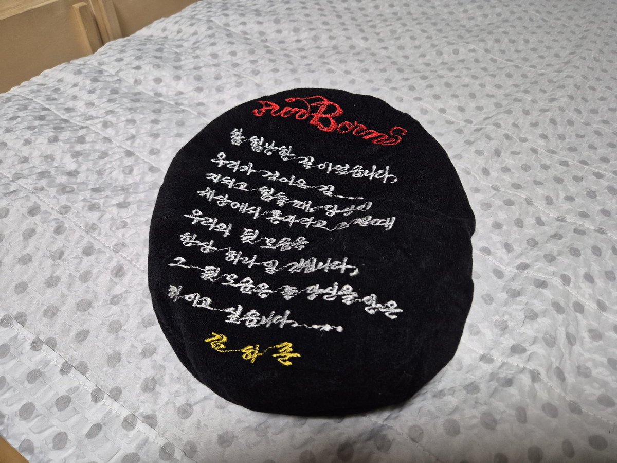 내피가 인상적인 80년대 특전 베레모입니다

큰 사이즈의 양품을 한참 찾았었는데 드디어 구하게 되었네요 

전역모 느낌으로 맞추어서 그런가 새것 상태로 입수하였습니다

사이즈도 좋고 당장은 마땅한 대용품이 없어서 이걸 80년대 특전 고증 시에 사용 예정입니다