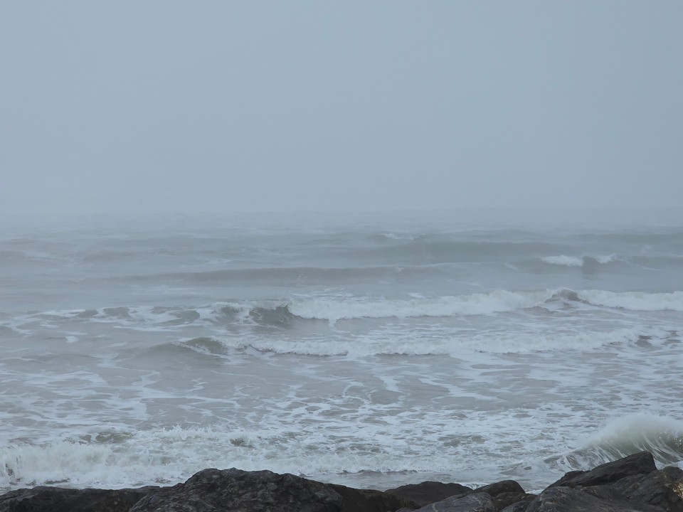 4ft waves in fog, Light S 4kts Xshore wind, Air temp 7C Water temp 9.7C, High tide 07:15, 19:42