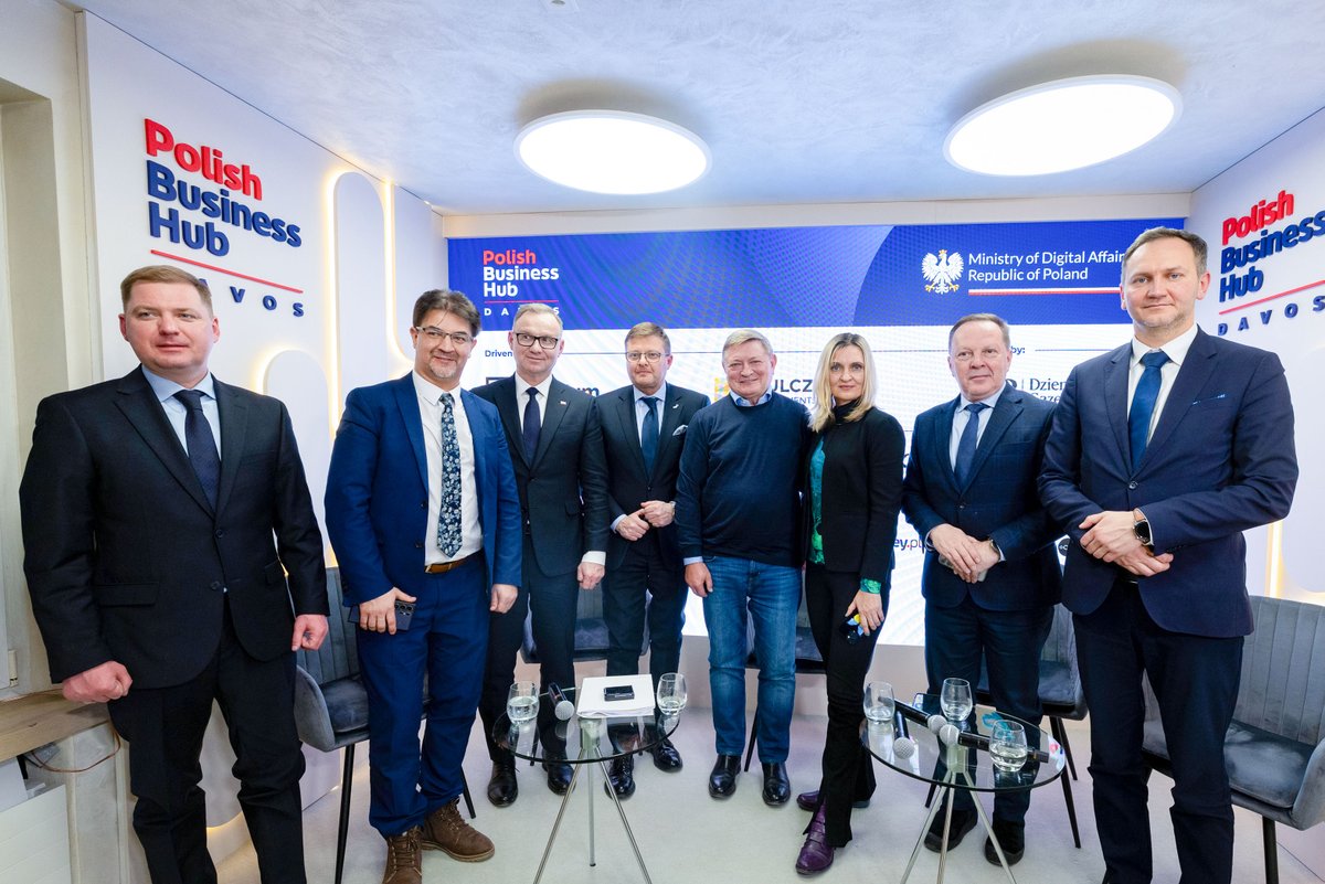 AgencjaRozwoju's tweet photo. Odbudowa Ukrainy i udział polskich instytucji w tym procesie były głównym tematem wczorajszych rozmów w Davos z udziałem Prezesa ARP S.A. @b_babuska 

Prezes ARP S.A. uczestniczył w spotkaniu Ministra Aktywów Państwowych RP Wojciecha Balczuna z Wiceministrem Ukrainy Artemem Rybchenko oraz w panelu „Beyond Recovery” poświęconym przyszłej współpracy gospodarczej Polski i Ukrainy.

@MAPGOVPL #ARP #AgencjaRozwojuPrzemysłu #Davos #Ukraina #Przemysł 🤝