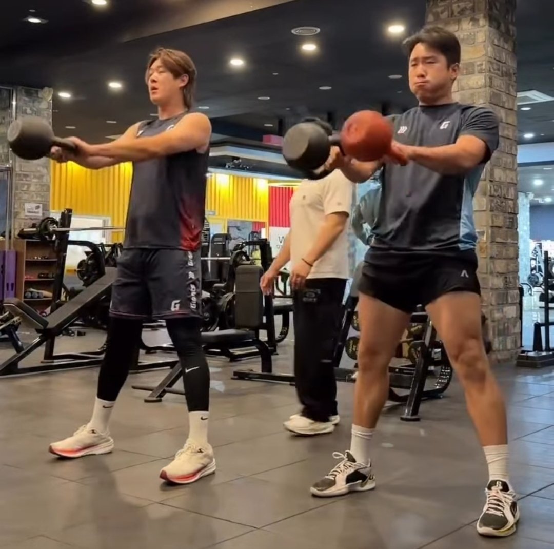 근육량이 확실히 다른가봄
02나승엽 케틀벨 하나들고 할때
86전준우 양손으로 하나씩 들고함... 미쳤다