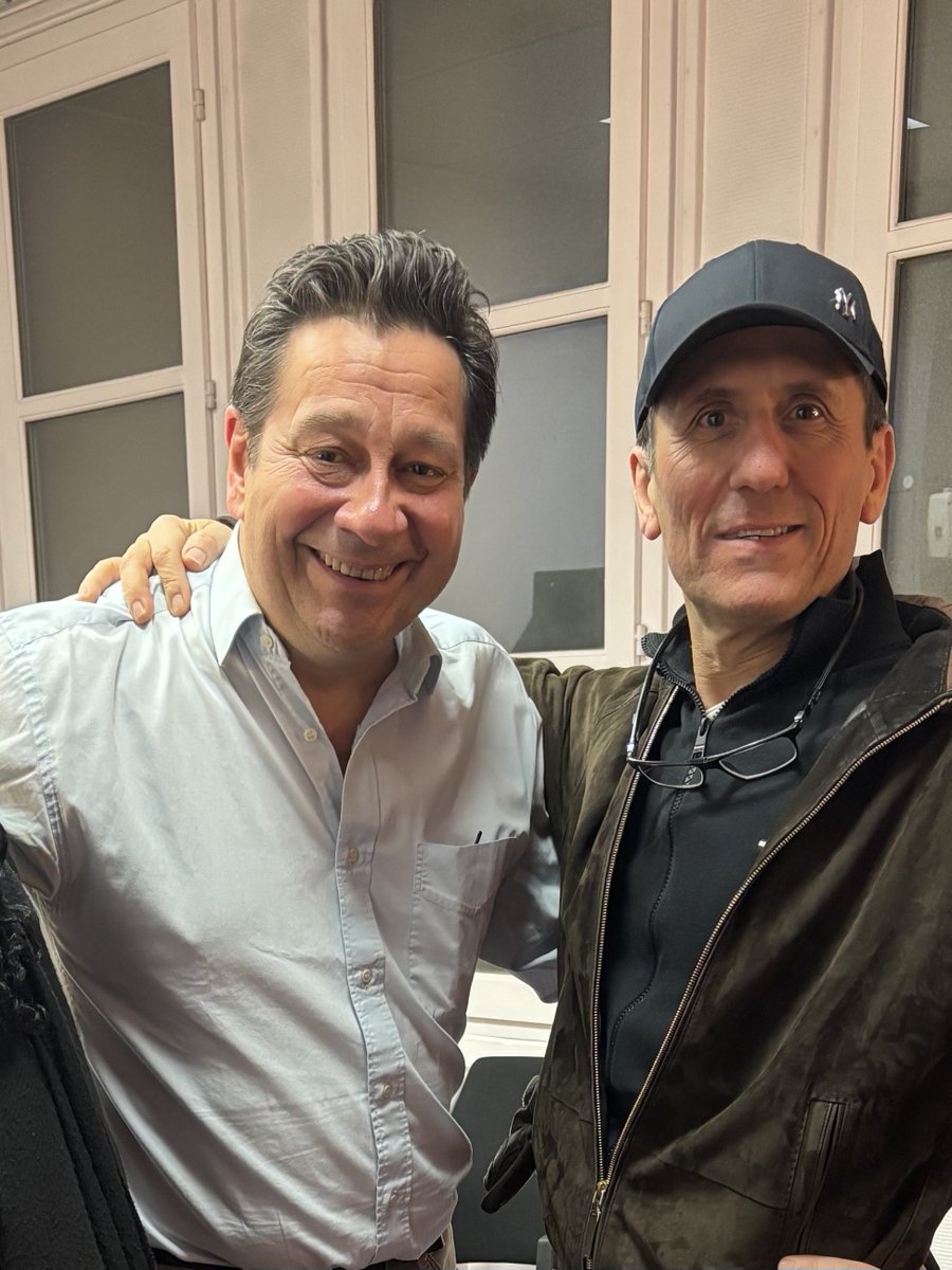 QUAND LAURENT GERRA TE RETROUVE EN LOGE APRÈS SON SPECTACLE POUR TE FÉLICITER ET TE DIRE QU’IL ATTEND LE TOME 2 AVEC IMPATIENCE.
À MON TOUR DE TE FÉLICITER POUR CE SPECTACLE HILARANT !        Retrouvez le 1er tome de L’Ange Corse en lien ci-dessous :

futuropolis.fr/9782754832342/…