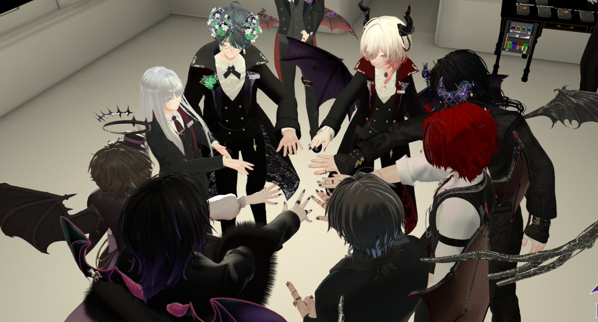 今夜22時３０分から「LOVE BLOOD -Noir-」です
当選された"献血者"の皆さまお待ちしております🦇

#vrc_loveblood #VRC接客イベント