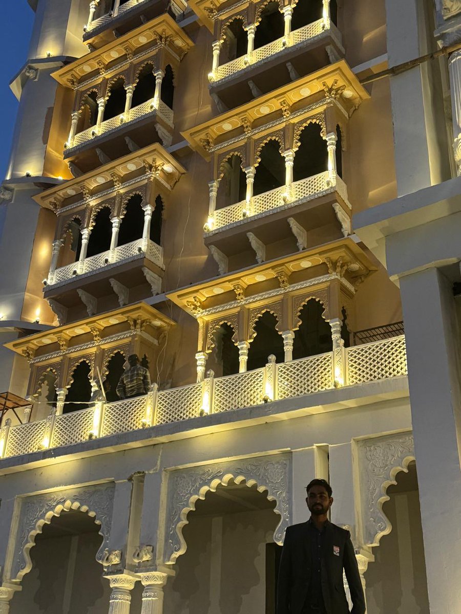 बिहार की नई पर्यटन नीति के तहत यदि आप होटल/रिजॉर्ट/वे साइट एमेनिटीज/एम्यूजमेंट पार्क आदि का निर्माण करते हैं तो आपको कुल लागत की 30% तक की सब्सिडी दी जाती है। बेतिया में इसी नीति के तहत एक युवा बिहारी ने सेंट्रलाइज्ड एयरकंडीशन सुविधायुक्त होटल प्रताप पैलेस का निर्माण किया गया है।