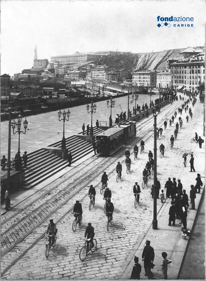 🔎Curiosità sulla Lanterna🔎

Oggi vi mostriamo una foto di come era contestualizzata la Lanterna rispetto il quartiere Dinegro agli inizi del '900.

L'immagine mostra la zona di Piazza Dinegro a Genova, con la Lanterna visibile in lontananza sulla sinistra.