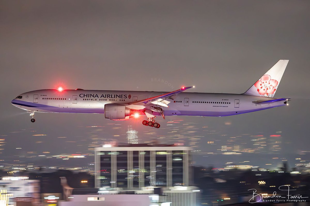 Dynasty 8 heavy landing on a foggy night in Los Angeles

📸: <a href="/BDFphotography/">Brandon Farris Photography</a> / Airways
