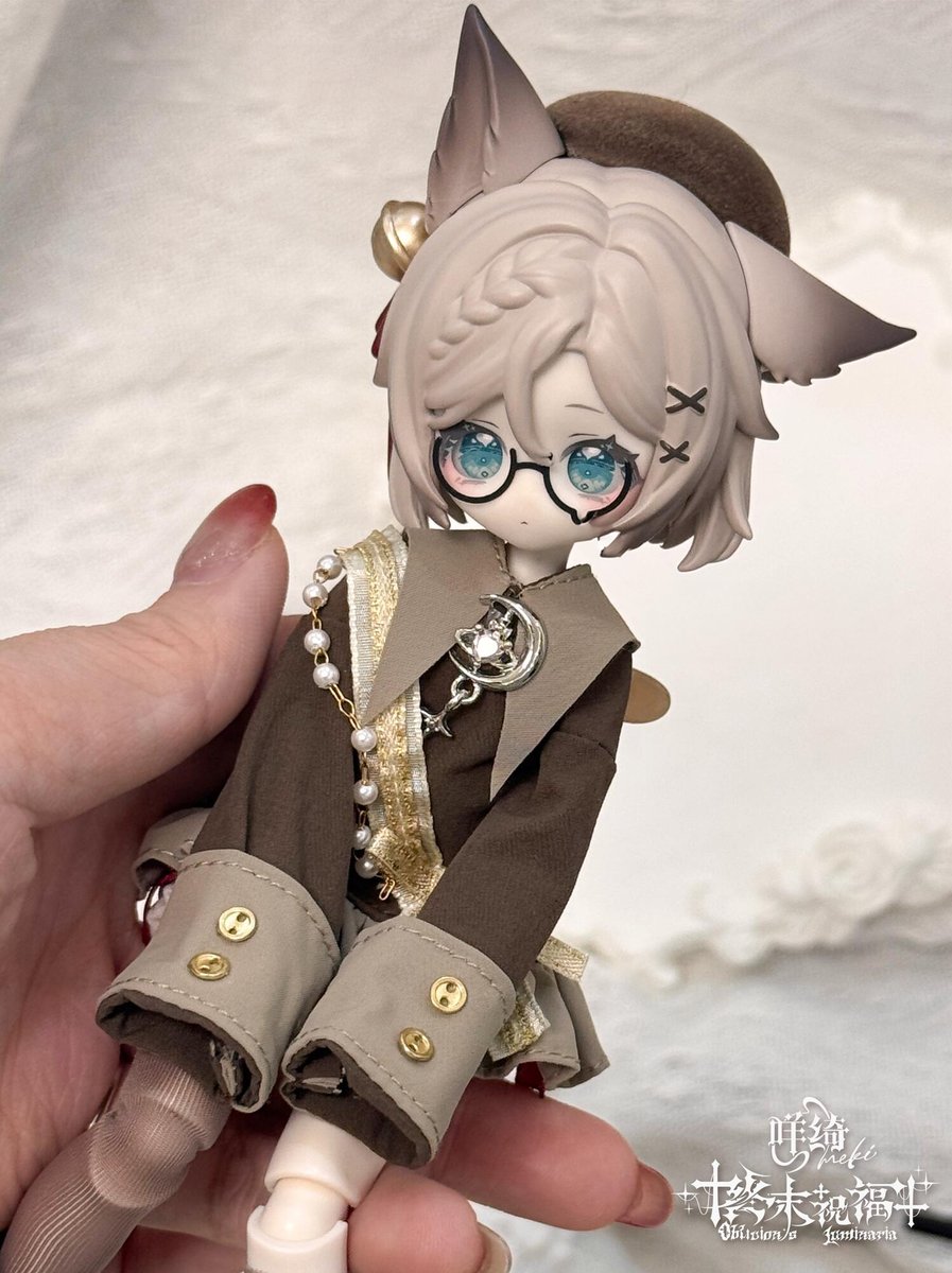 hermeow_shop's tweet photo. ✨🆕ブラインドドール新作速報🆕✨
「造物の心」シリーズで知られる MEKI（メキ）より、
最新続作となる「 終末の祝福 」が続報公開✨

今回は、通常種類の 「真理」をご紹介します。

「-📚それこそが唯一の真理-」

帽、メガネと帽子はマグネット式で取り外し可能。

ボディは首まで約16.5cmで、前作よりやや大きめのサイズです。
本シリーズは通常6種＋シークレット1種＋単品ドール1種の構成となります。

本商品は近期予約受付予定、続報をお待ちください💖
※画像は参考用です。室内照明下で撮影しており、閲覧環境により色味が異なる場合があります‼️

当店で本シリーズの相関ツイート∶
https://t.co/av3dMRj97c