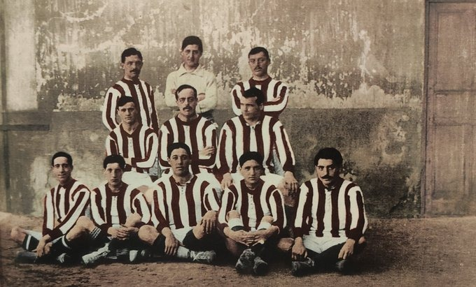 LA CAMISETA MÁS BONITA DEL MUNDO 🇦🇹
Aunque algunas fuentes sitúan el estreno el 28.11.1910, el Athletic Club de Madrid vistió la rojiblanca #TalDiaComoHoy hace 115 AÑOS (22.1.1911). Cárdenas, Muguruza, Allende; Arango, Ruete, Mandiola; Elorduy, Belaúnde, Garnica, Palacios y Smith