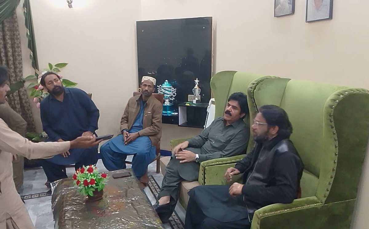 PPPHydOfficial's tweet photo. سینیئر نائب صدرPPPضلع حیدرآباد اظہر علی سیال ڈپٹی انفارمیشن سیکرٹری انور علی بلیدی. صدر پی ایس 65 عاقل سموں نے PS60 یونین کونسل 145 کے جنرل کونسلر وحید چنڈ کے انتقال پر مرحوم کے بھائی ظہیر چنڈ سے دعافاتحہ خوانی اس موقع پر ذکریا سیال ذوالفقار منگریو لالہ عمران و دیگر بھی ہمراہ تھے https://t.co/cbvAhpnkbF