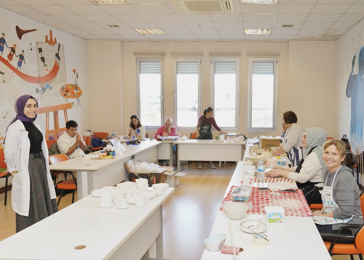 ÜSMEK Burhaniye Kurs Merkezi | Seramik Biçimlendirme 

Geleneksel sanatların inceliğini seramik biçimlendirme dersiyle yaşatıyor, üretimin her aşamasını birlikte deneyimliyoruz ✨