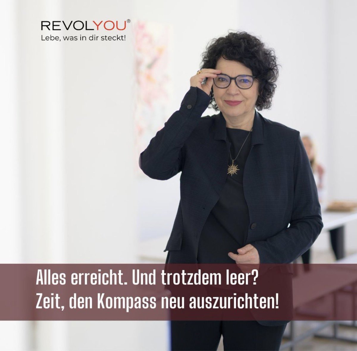 LIFE_COACH_'s tweet photo. 😥 Als sie kam, weinte sie erst einmal ein paar Minuten.
Sie war einfach fix und fertig.

>>>Seit Wochen hatte sie durchgehalten und sich von einem Meeting zum anderen geschleppt.

Sie erzählte, dass sie das Wochenende brauchte, um sich wenigstens ein bisschen zu erholen.
Meistens schlief sie etliche Stunden am Tag.

>>> Für Ausflüge, Treffen mit Freunden oder Sport hatte sie keine Kraft mehr.

Ihre Augen zeigten es deutlich.
Die Lebensenergie war gerade auf Sparflamme. 😔 

Sie kam, weil sie wirklich Hilfe brauchte.
Dringend ‼️ 

Sie spürte, ihr Körper funktionierte nur noch.
Auch ihr Geist.

>>> Um Energie zu sparen, machte sie nur noch das Nötigste.
Zum Glück konnte sie viele Arbeiten delegieren.

Auf ihre Mitarbeiter konnte sie sich verlassen.
Auch die hatten schon gemerkt, dass es ihr nichts so gut ging.

Und deswegen brauchte sie den Raum.
↪︎ Sich einfach einmal ausweinen.
↪︎ Die Tränen fließen lassen.
↪︎ Ohne Kontrolle.

Vielen geht es so.
Als Coach erlebe ich es.
Die meisten reißen sich zusammen.
Immer in der Hoffnung, dass es besser wird.

Doch sie sind müde.
Der Erfolg ist da, doch fühlt sich leer an.
Der Körper sendet Signale von Erschöpfung.

↪︎ Von außen sieht noch alles perfekt aus.
↪︎ Doch innen nagt das Gefühl.

↪︎ War es das schon?
↪︎ Ist so mein Leben?
↪︎ Bin ich dafür hier?

👉 Wenn Du diese Gedanken kennst, bist Du nicht allein.

Dein innerer Kompass zeigt längst:
Es wartet mehr auf Dich.
Du brauchst einen anderen Weg, der Dich erfüllt und glücklich macht.

Was meinst Du. 

Liegt es wirklich an der Erschöpfung oder an der Tatsache, etwas zu tun, was nicht (mehr) passt?

Kennst Du selbst noch andere Gründe für diesen Zustand?