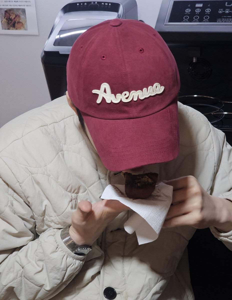 CSubOnly_'s tweet image. 두쫀쿠 먹는 남성 왜이리 귀여움 아ㅋㄱㅋㅋㅋㅠ