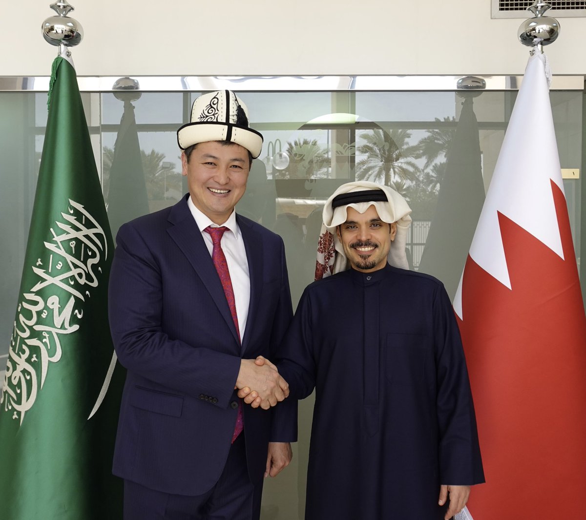 BahrainEmbKSA's tweet image. استقبل سعادة الشيخ علي بن عبدالرحمن آل خليفة، سفير مملكة البحرين لدى المملكة العربية السعودية، سعادة السيد ماريبوف أولوكبيك، سفير جمهورية قيرغستان لدى مملكة البحرين والمقيم في الرياض، جرى بحث تعزيز التعاون والعلاقات الثنائية بين البلدين.