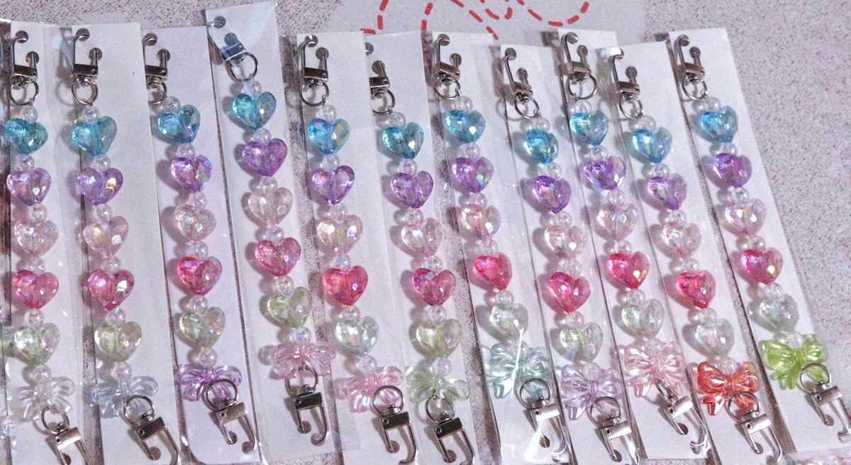 #스밍독려 #rt이벤트
두쫀쿠 + 아뵹 스트랩(리본랜덤)
아몬드/피쵸 하나씩 맛보시라고 드립니다 ~ >_<

지미카다이프,발로나 코코아,오팔리스 초콜릿 맛 없을리 없는 조합입니다💙
두쫀쿠 맛없다고 한 직장 쉐프님이 맛있다고 했어요 (맛보장)👍🏻

스밍인증받아요!
배송비 부담가능하신분만 🫶🏻