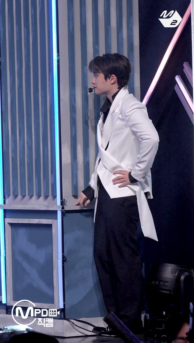 Looking so hot while waiting for his turn again🫠❤️‍🔥