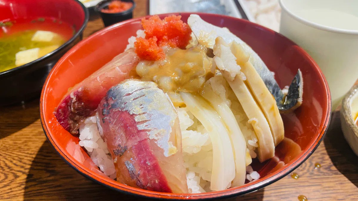narumi's tweet photo. このあいだ初めて八戸に行ってきたんだけど、めちゃくちゃよかった。魚介も肉もおいしいし、酒も最高。横丁には無限に居酒屋があって、でかい市場で七輪焼き放題だしとにかくすごかったという記録で

👉 八戸に行ったら、「酔っ払い」と「本好き」のための天国だった｜narumi
https://t.co/p7EoTklt95 https://t.co/MdbXo2BYdU
