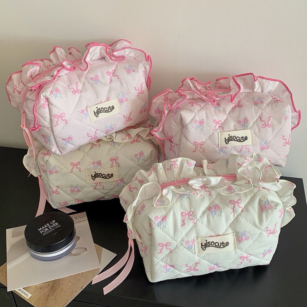 nishyaa___'s tweet photo. Everyday makeup essentials, neatly packed 💅🏻💕✨
Simple pouch, but so handy https://t.co/kyNYIH4x2u