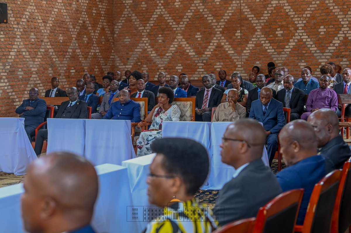Le Chef de l’État #Burundi-ais et Président du Conseil des Sages du <a href="/CnddFdd/">CNDD-FDD</a>, S.E <a href="/GeneralNeva/">SE Evariste Ndayishimiye</a>, accompagné de <a href="/Burundi1stLady/">Angeline Ndayishimiye Ndayubaha</a>, a honoré de sa présence la messe d’ouverture de la Prière d’Action de Grâce dudit parti, à la paroisse Saint-François d’Assise de Magarama, <a href="/Gitega/">Province Gitega</a>.