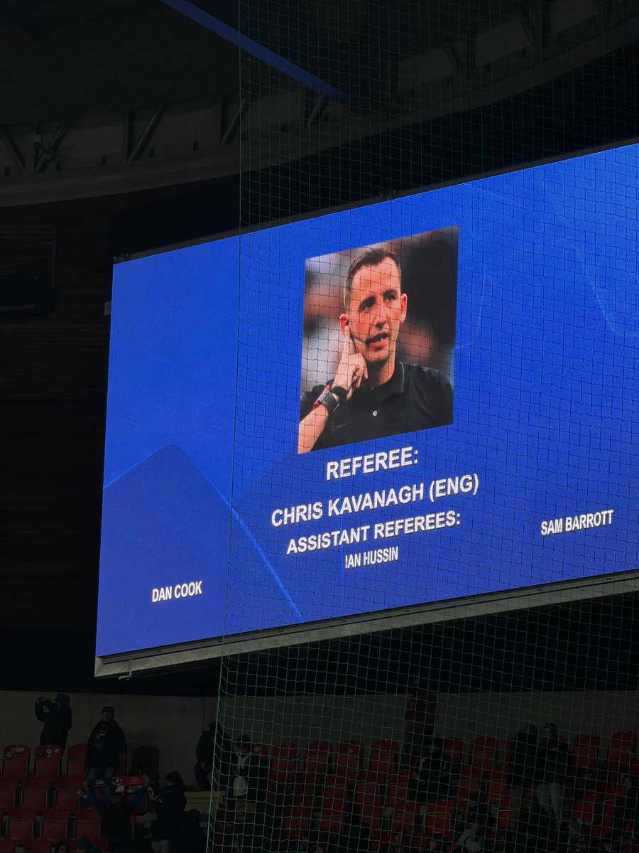 Assisten wasit Slavia Praha vs Barcelona semalam.. kudu misuh 😂